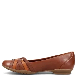 Clarks Flats|Women's , Sara Clover Flat Mahogany